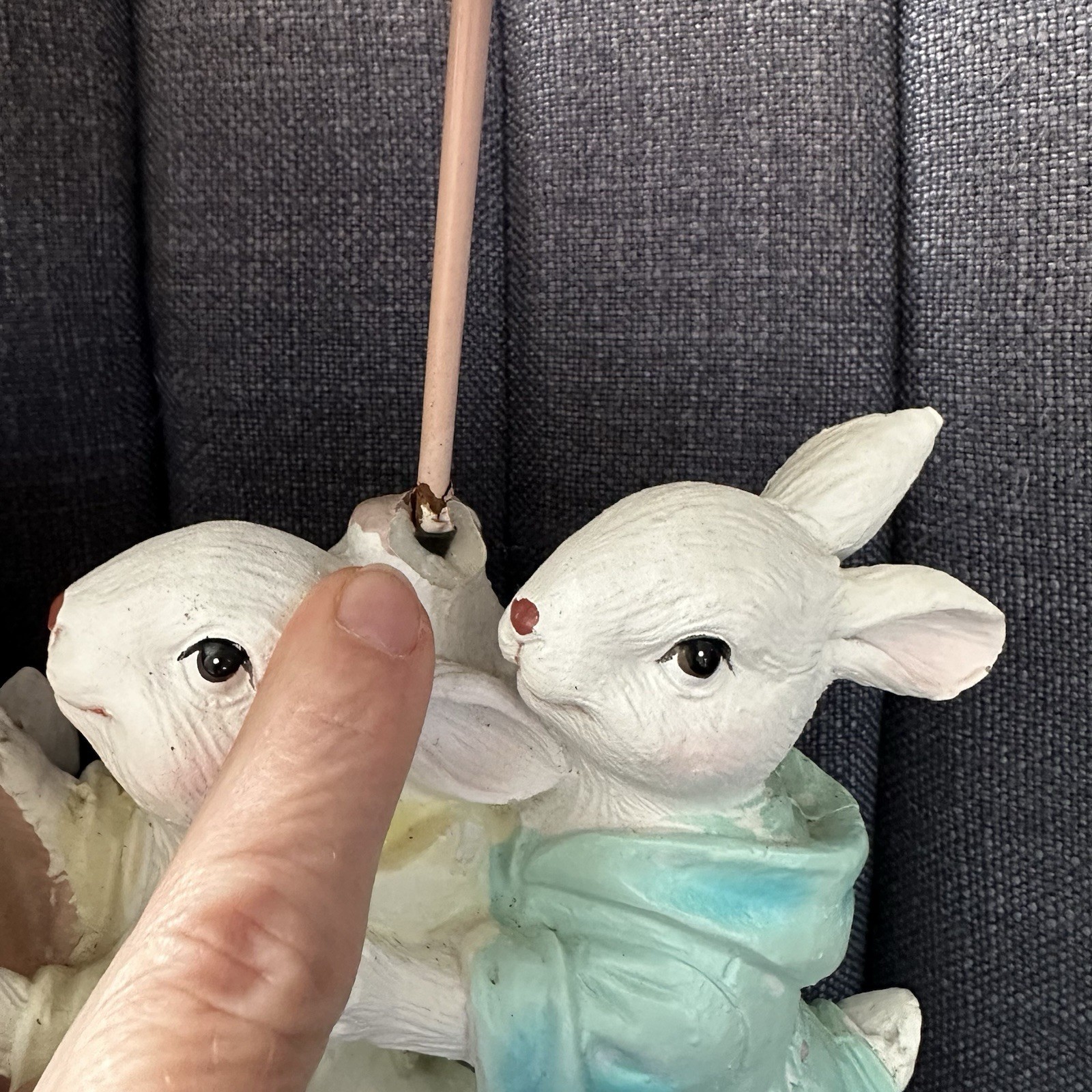 Bunny Rabbit Mom And Children With Umbrellas Resin Statue READ