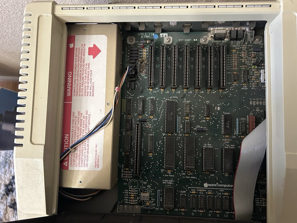 Vintage! 1984 APPLE IIe (A2S2064)COMPUTER **Powers On** Working!! Missing Keys