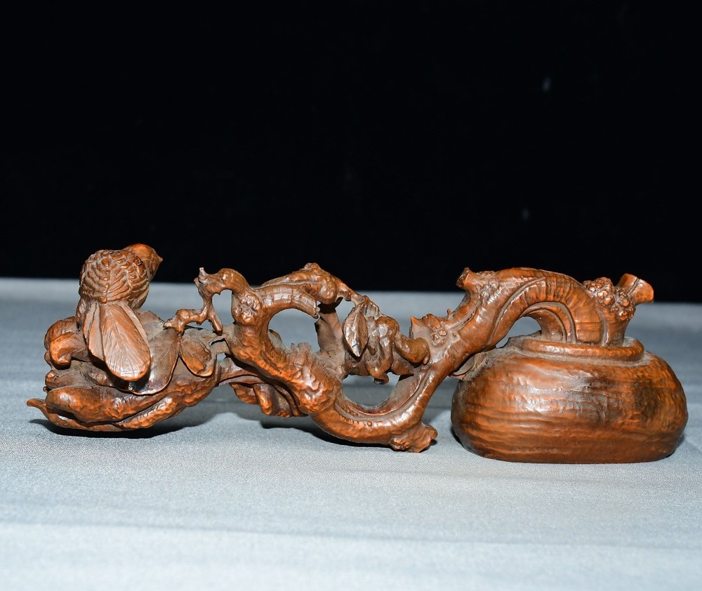 Exquisite Small Leaf Boxwood Buddha Figurine with Joyful Eyebrows