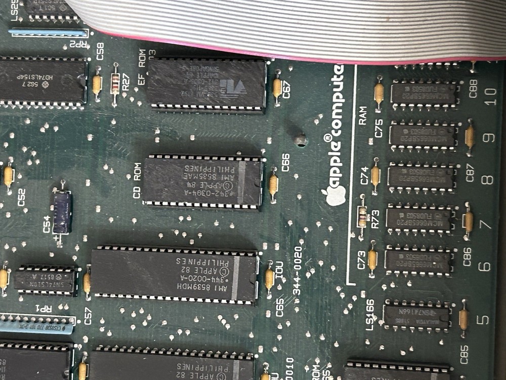 Vintage! 1984 APPLE IIe (A2S2064)COMPUTER **Powers On** Working!! Missing Keys