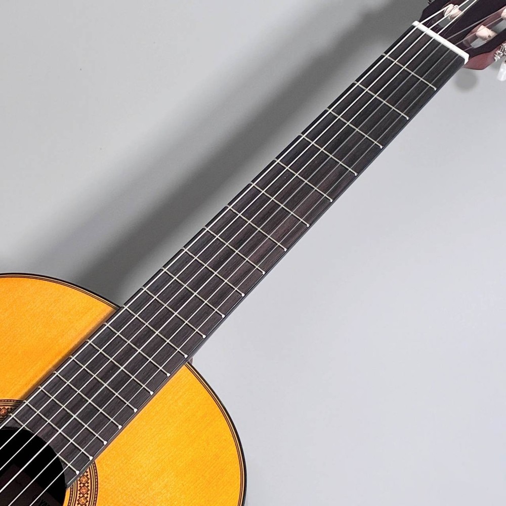 Yamaha CG142S Classical Guitar Natural Solid Spruce Top Nato Back & Sides Soft