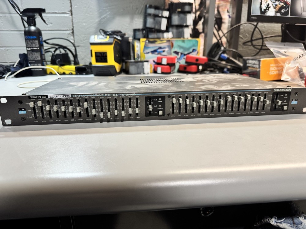 Samson E30, 2/3 Octave Stereo 15 Band Graphic Equalizer, Rack Mounting