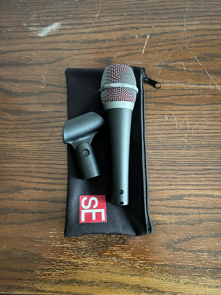 sE Electronics V7 Supercardioid Dynamic Handheld Vocal Microphone w/case & clip