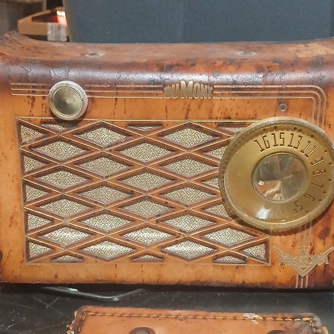 DuMont 1950s Tube Radio with Leather Case and Eveready Battery
