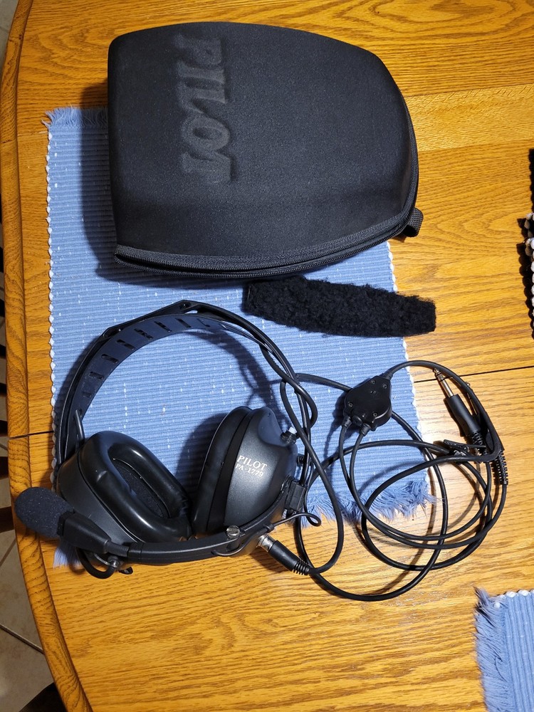 pilot pa1779 aviation headset with case