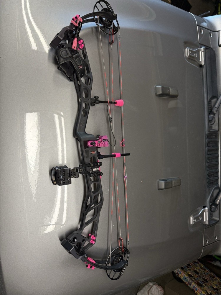 PSE Evoke 35 RH 60# Compound Bow KUIU VERDE camo & LIVEWIRE Strings
