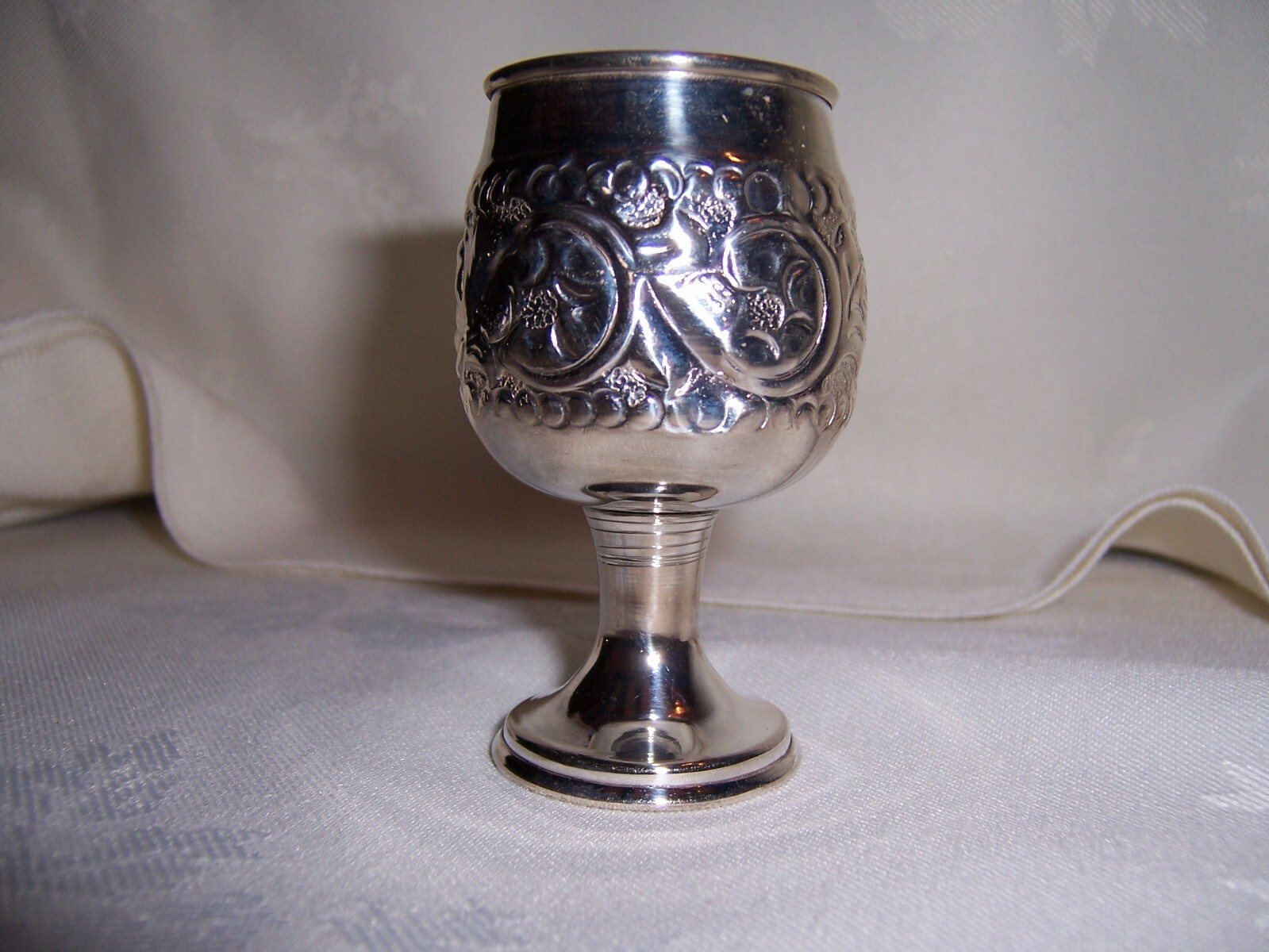 6 EAST INDIAN SOLID SILVER LIQUER APERTIF CHASED DELICATE GLASSES