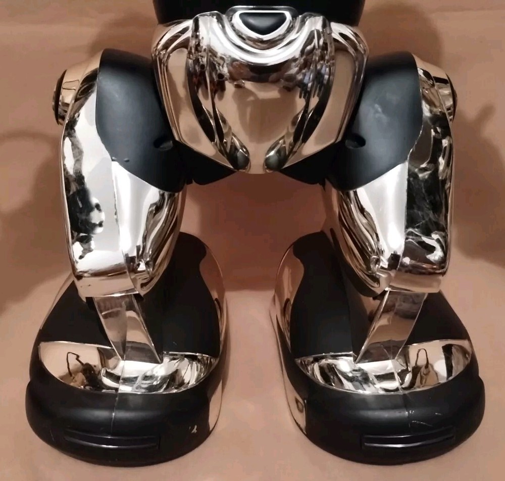 2004 WOWWEE ROBOSAPIEN Chrome Silver Robot w/ Remote Control ~ WORKS GREAT!