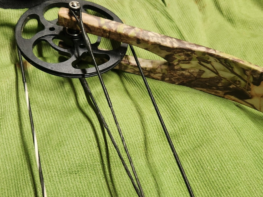 PSE Triton Bow, Complete Setup, EUC, 29" Draw, 70 Lbs Max, W/Arrows & Soft Case