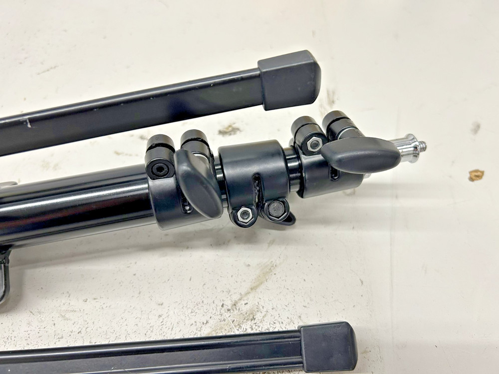 Universal Light Stand: Adjustable, Lightweight, and Studio-Ready