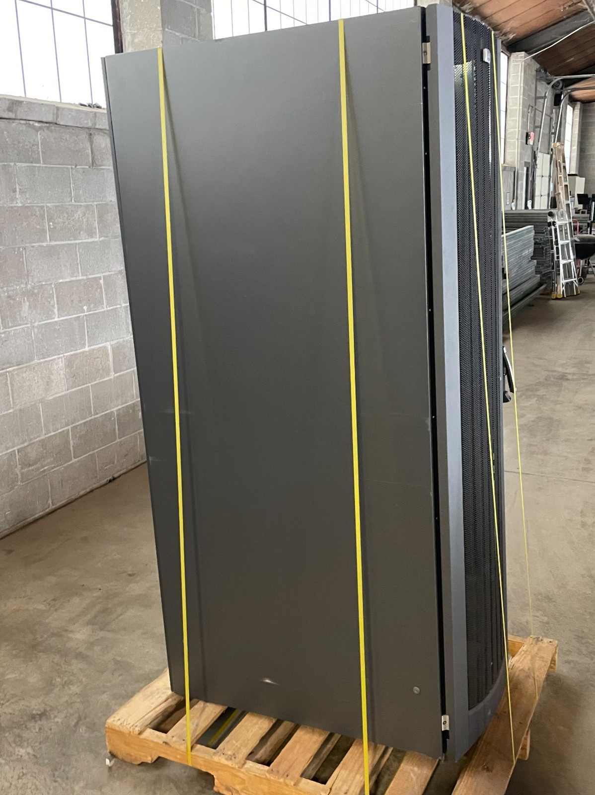 HP 42U Compaq 10K Series Server Rack Cabinet Enclosure w/ Mesh Doors