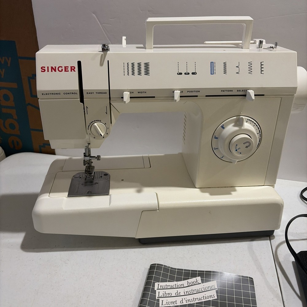 Singer 5825C Sewing Machine w Foot Pedal