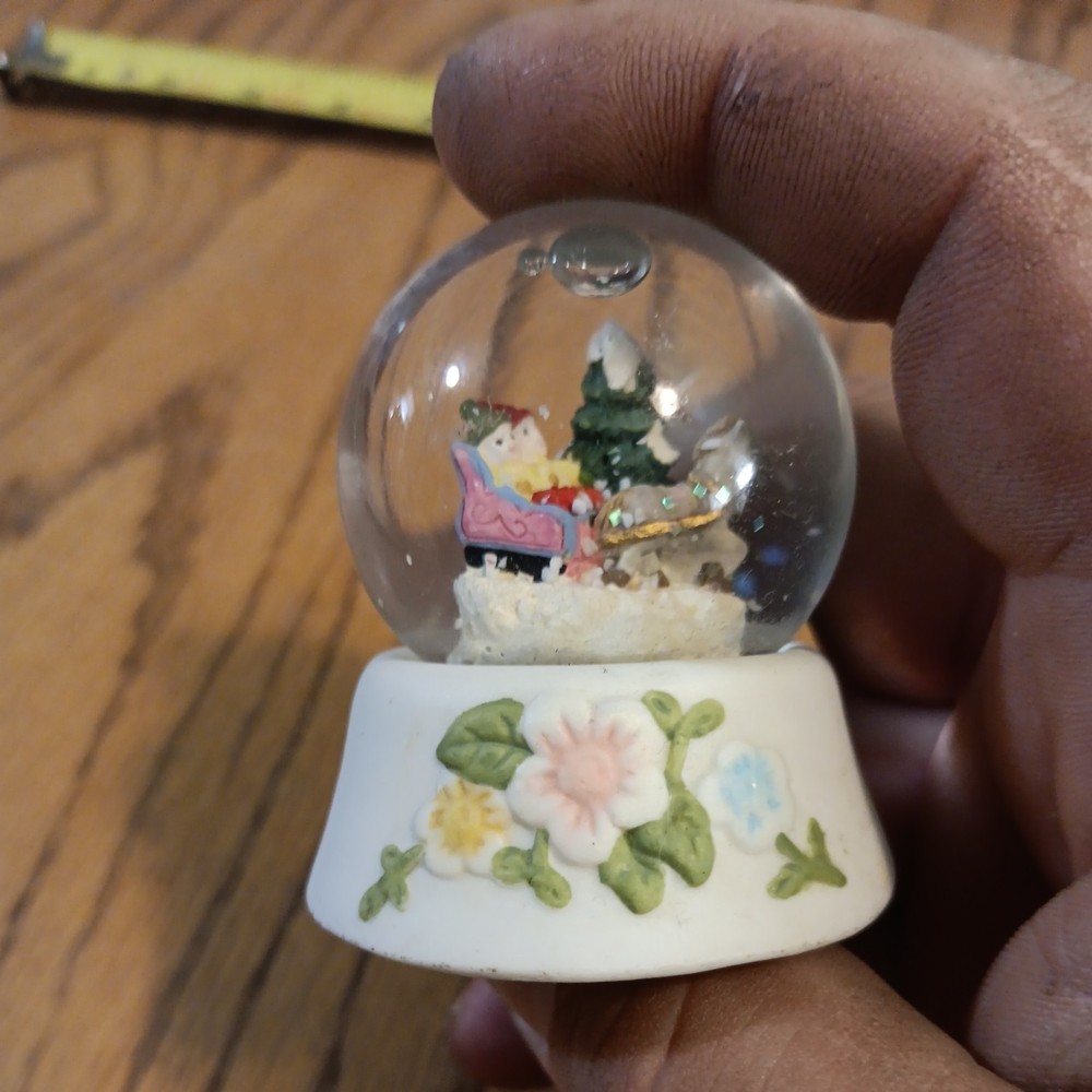 Pfaltzgraff Vintage Snow Globe, Great Condition Pre-Owned