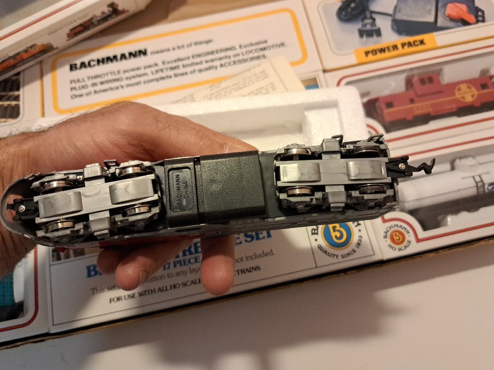 Bachmann "SILVER EXPRESS" Electric HO Train Set 83 PC
