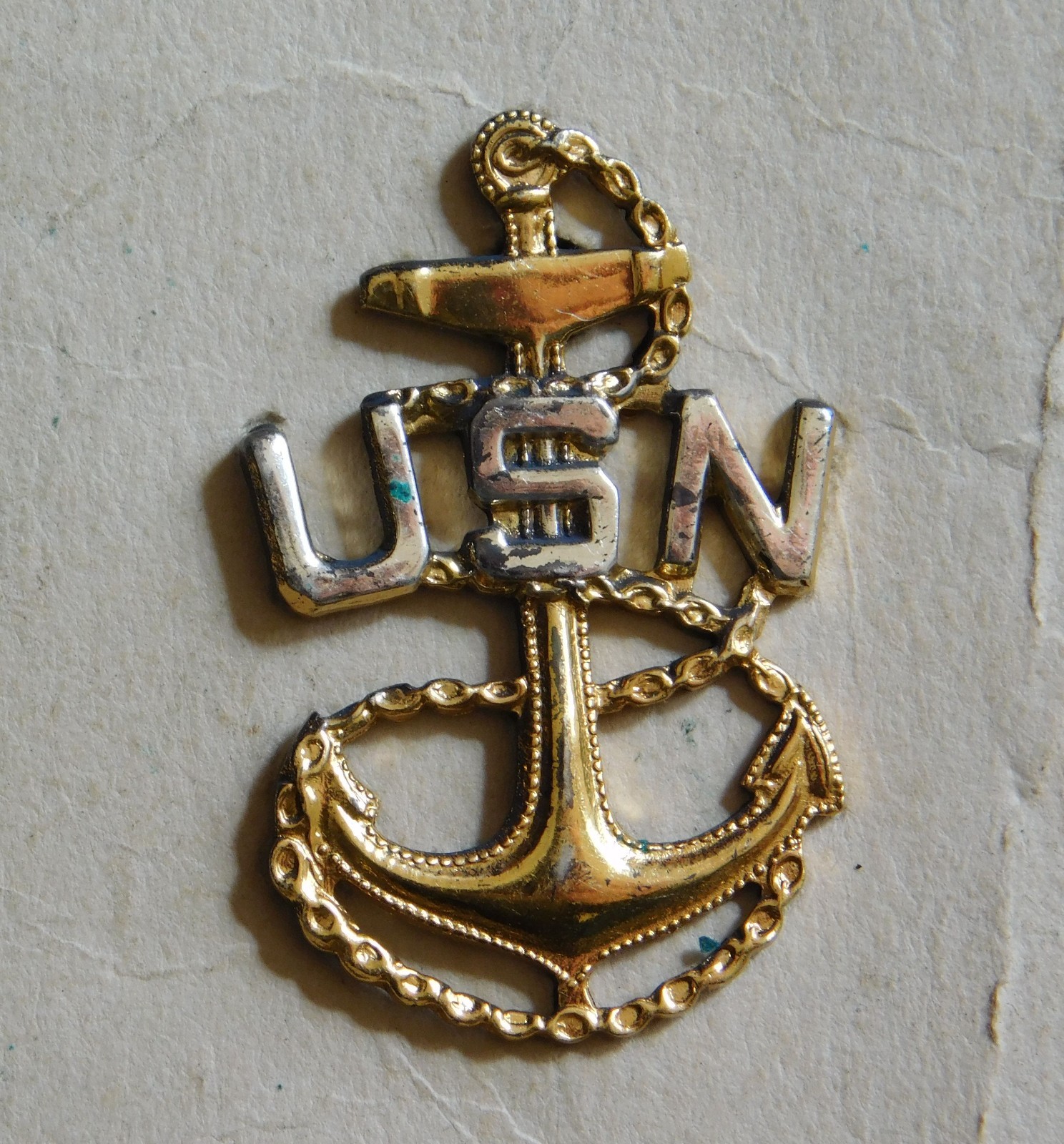 ORIGINAL WWII U.S. NAVY USN CPO GARRISON CAP BADGE STERLING ON CARD