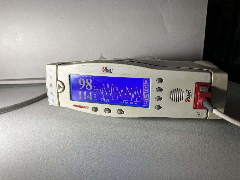 Masimo Radical-7 Handheld Pulse Oximeter with Docking Station w/ Finger Sensor