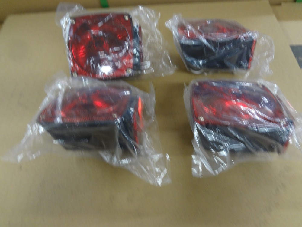 4 Passenger Side 4.5" Twist-In Red Bracket Mount Combination Tail Light s#c