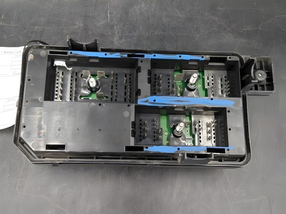 2009-2011 Cadillac DTS Engine Fuse Box OEM