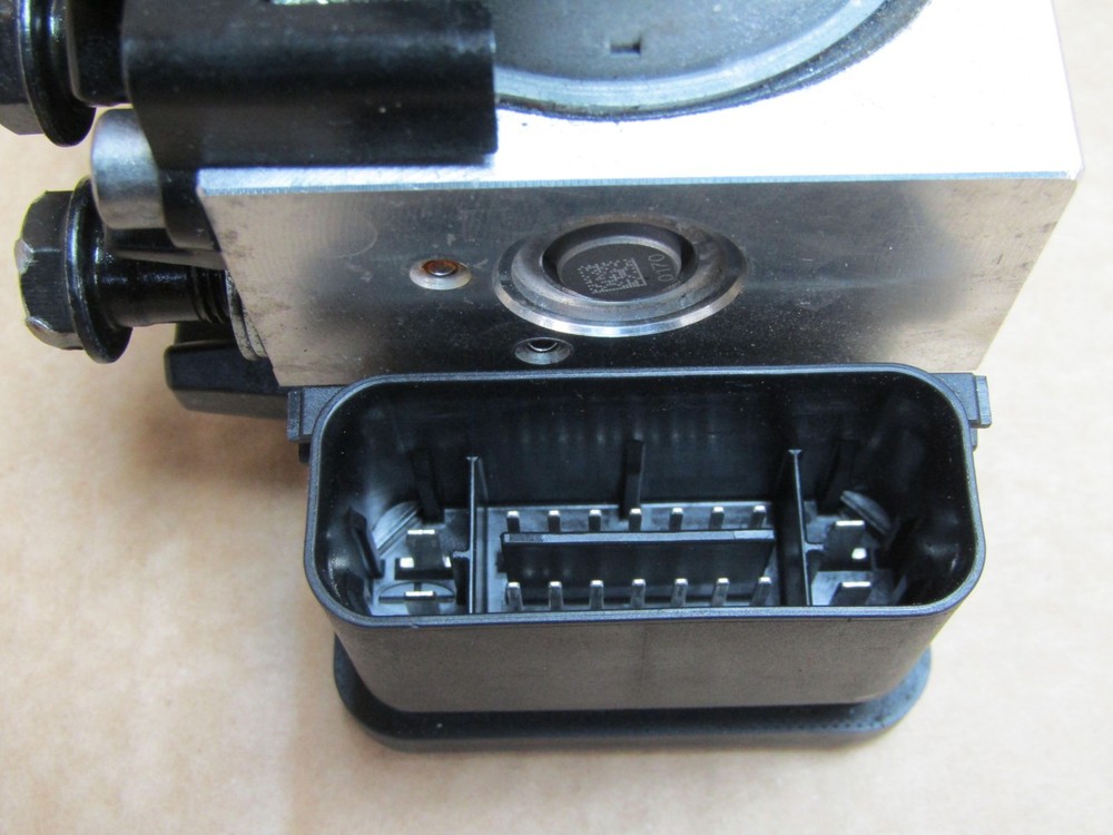 Triumph Street Triple RS 2017 ABS pump control module (15040)