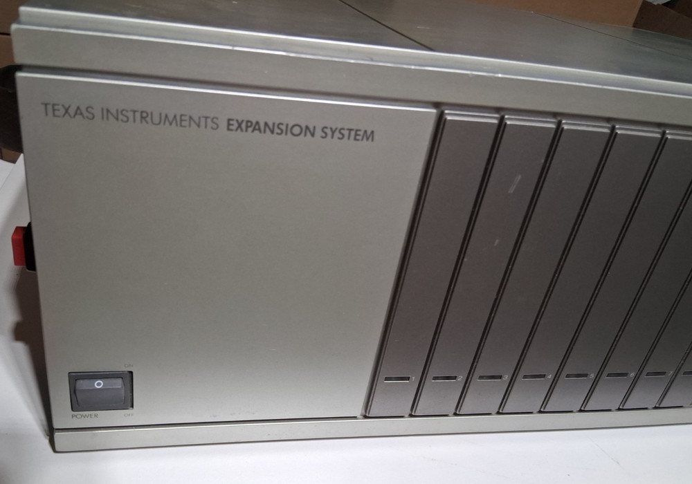 Texas Instruments PHP1200 Peripheral Expansion System Box 4 TI-99 4A - Powers On