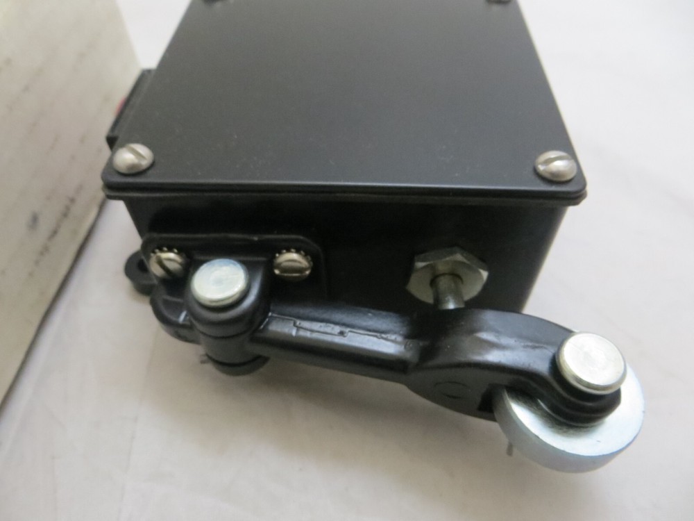 REES 01752-100 MACHINE LIMIT SWITCH RIGHT HAND