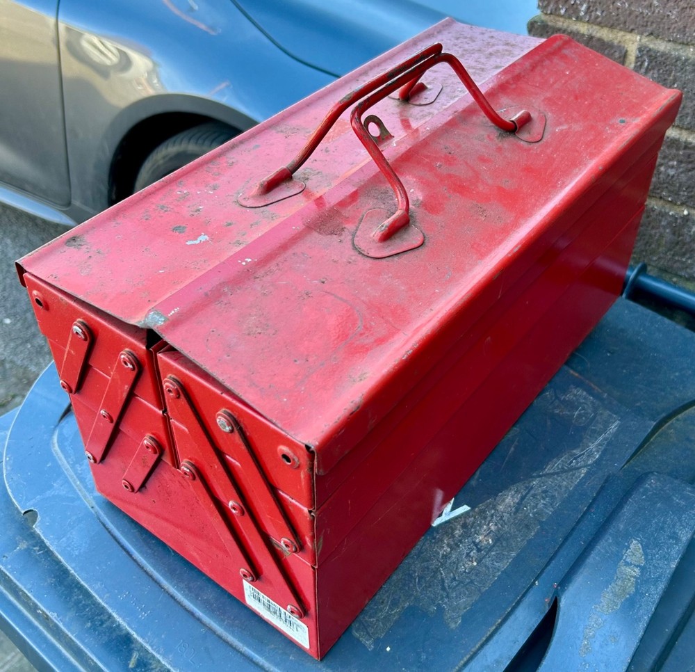Metal cantilever tool box