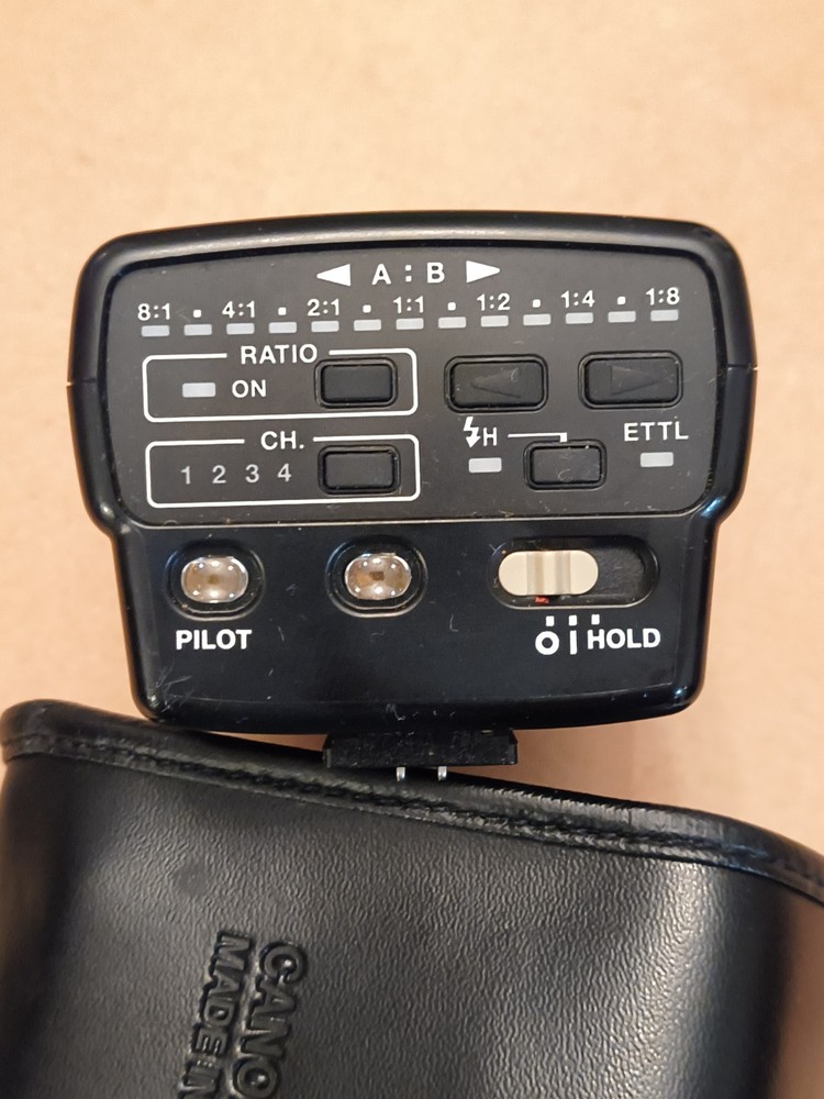 Canon ST-E2 Speedlite Transmitter With Case