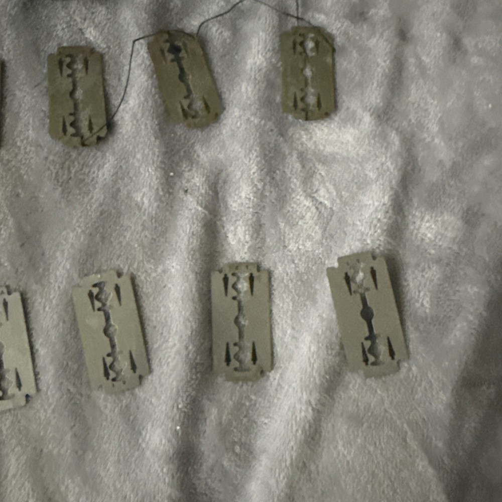 Deluxe Razor Blade Illusion