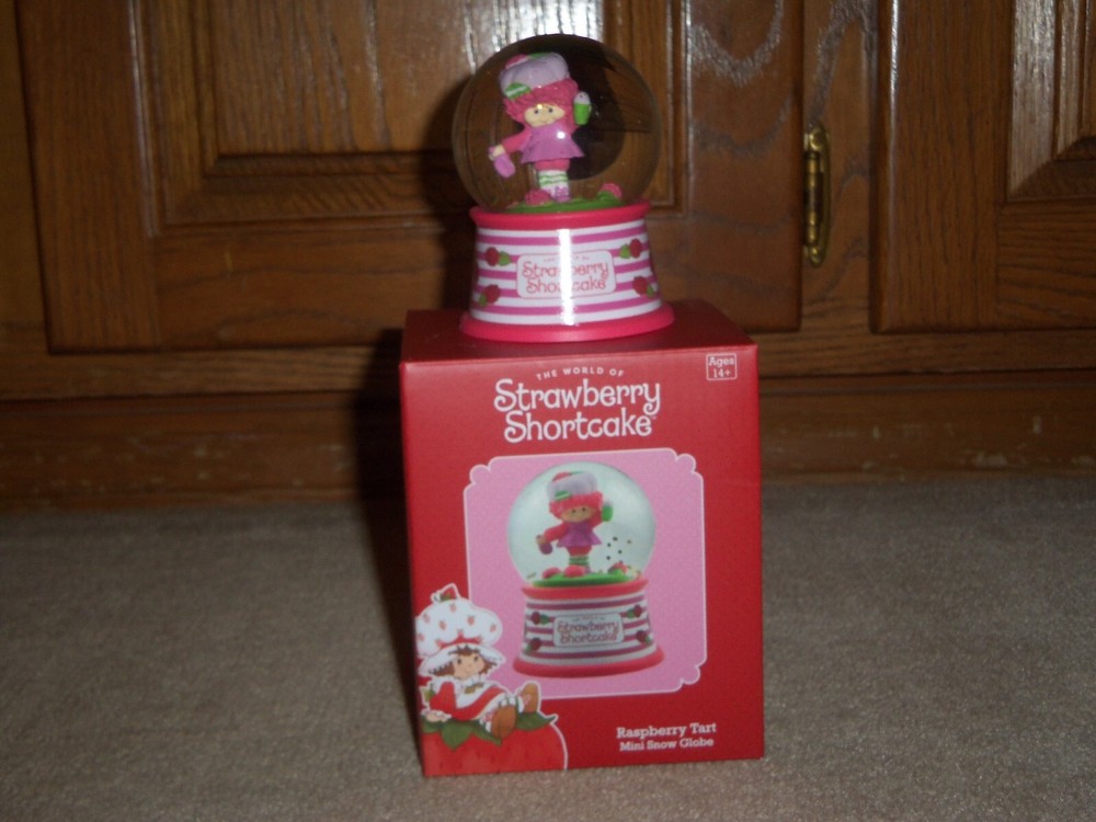 NEW, STRAWBERRY SHORTCAKE RASPBERRY TART MINI SNOW GLOBE IN BOX