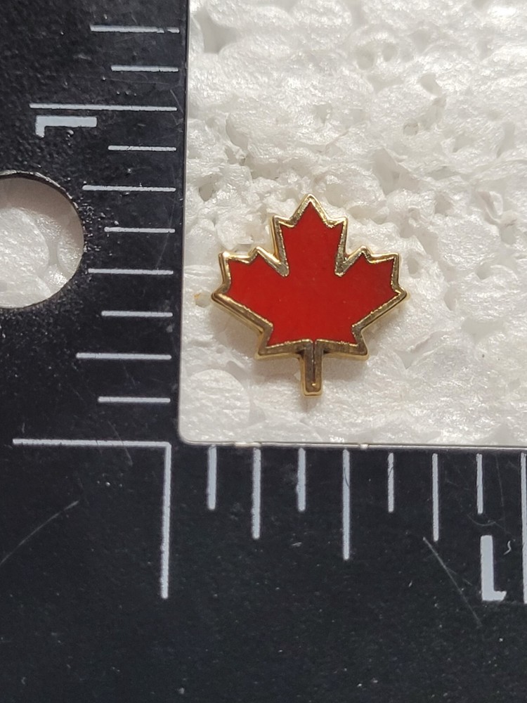 MAPLE LEAF HAT LAPEL PIN PIN BACK USED (O1536)