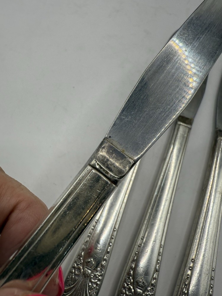 Crown Silverplate Radiance Flatware Set 4 dinner knives. 9"