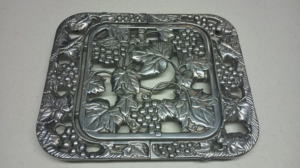 Lenox Grapevine Pattern Metal Expandable Trivet