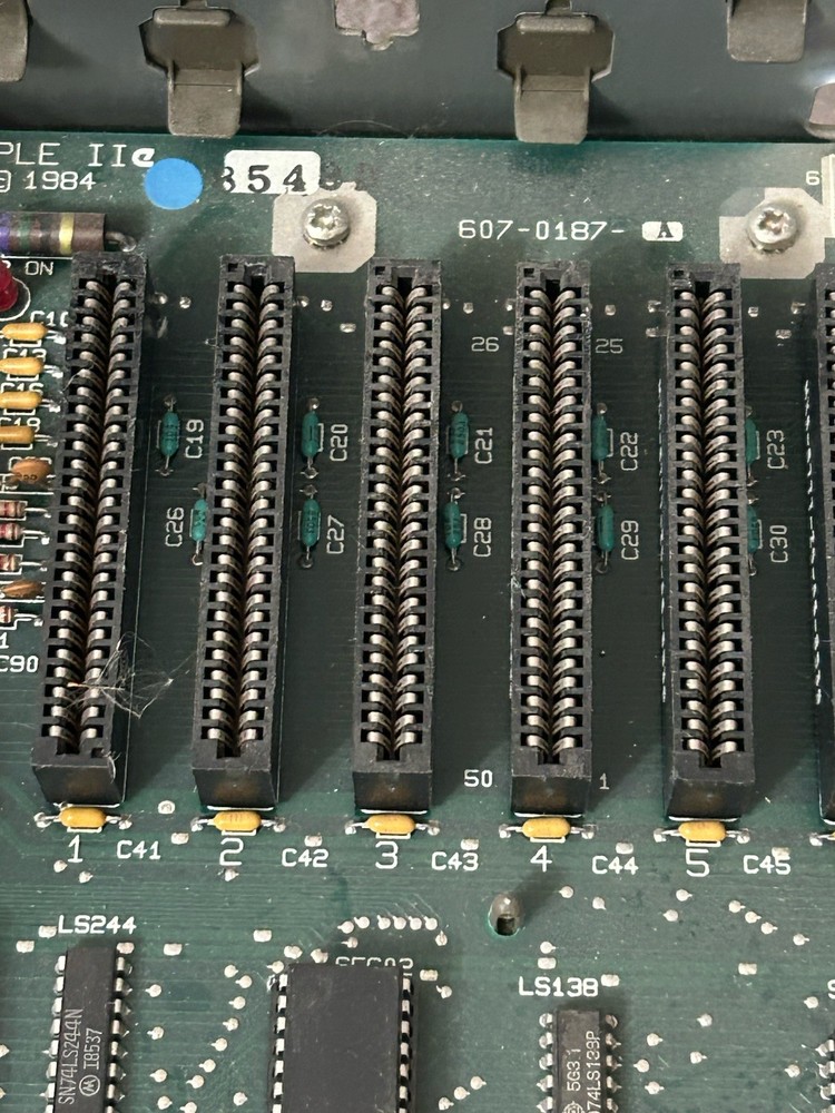 Vintage! 1984 APPLE IIe (A2S2064)COMPUTER **Powers On** Working!! Missing Keys
