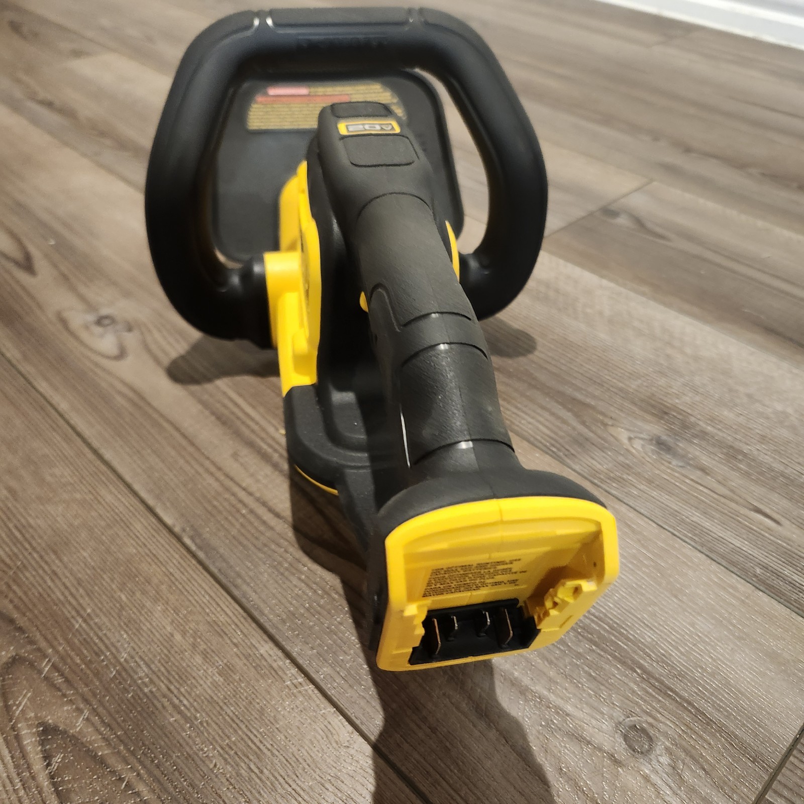 (DCHT821B) DeWALT 20V MAX 22 in. Cordless Hedge Trimmer - Tool Only