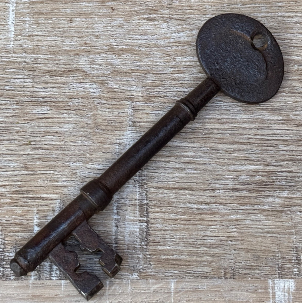 ANTIQUE METAL KEY LARGE