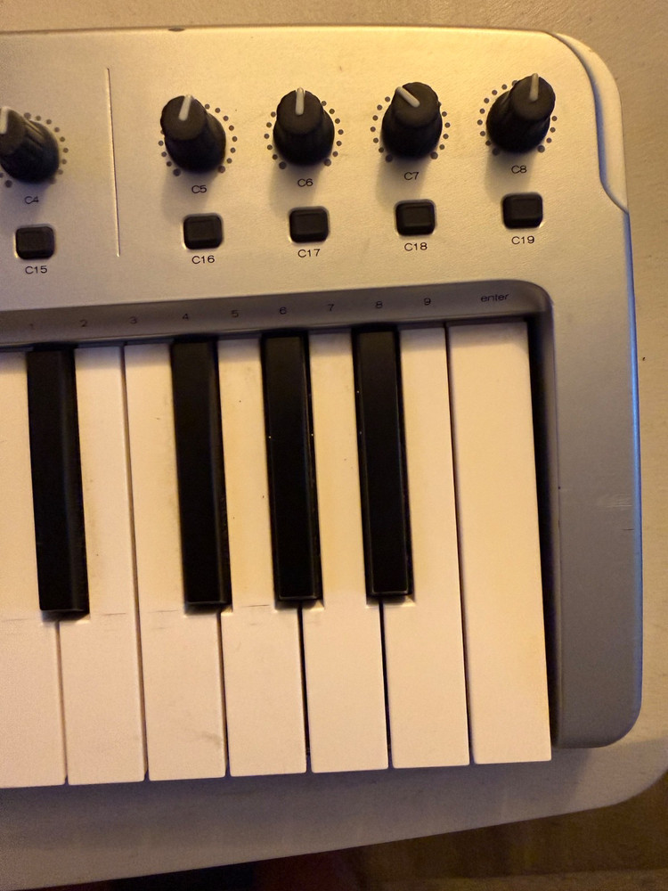 M-Audio O2 Keyboard USB MIDI Controller - Power Up Tested, No USB Cable