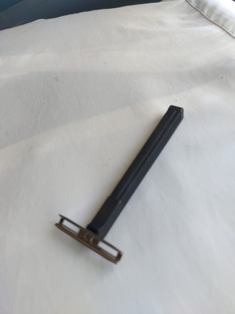 Light to Medium-Weight Gillette Trac II Compatible Black Handle