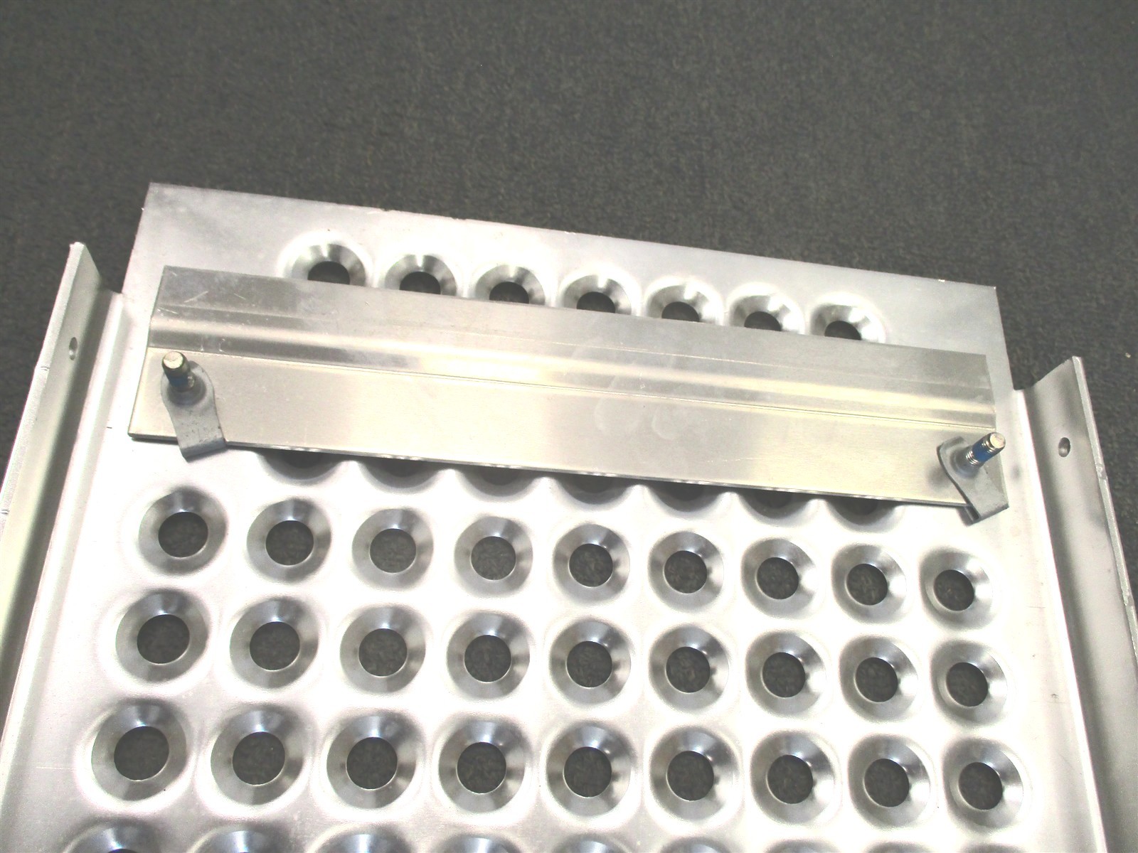 3591920C94-B OEM INTERNATIONAL FLUSH ALUMINUM DECK PLATE PLATFORM 30"x14-1/2"