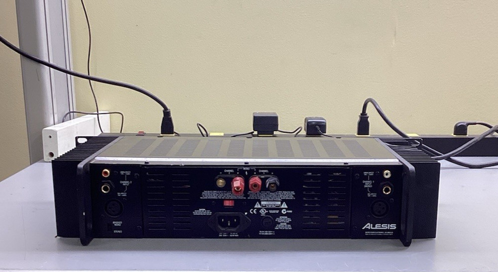 Alesis RA 300 Professional Reference Power Amplifier