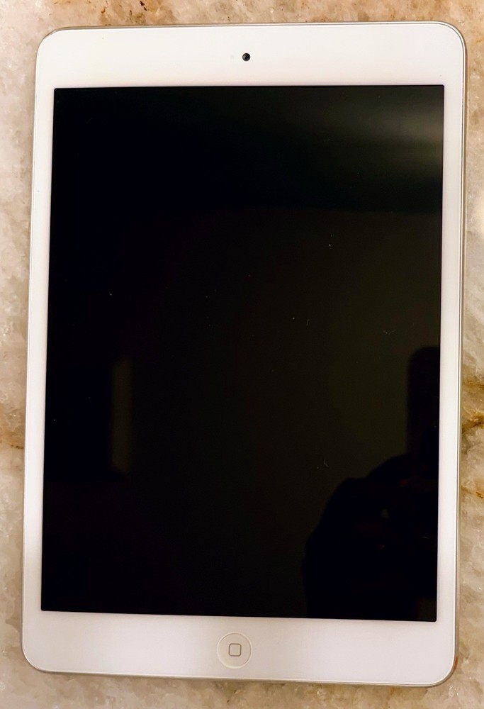 Apple iPad Mini Model MD531LL/A 1st Generation Sliver