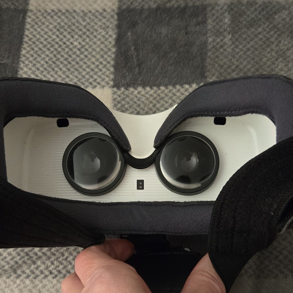 Samsung Gear VR Smartphone VR Headset Powered by Oculus Micro USB