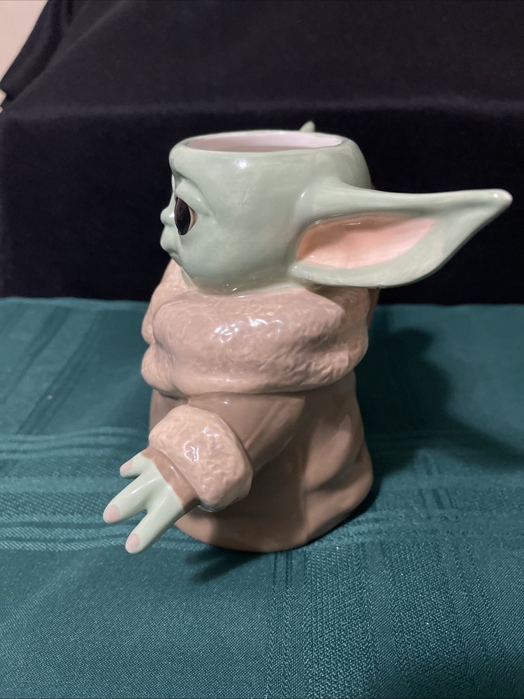 BIOWORLD 20 oz Mandalorian Mug Ltd