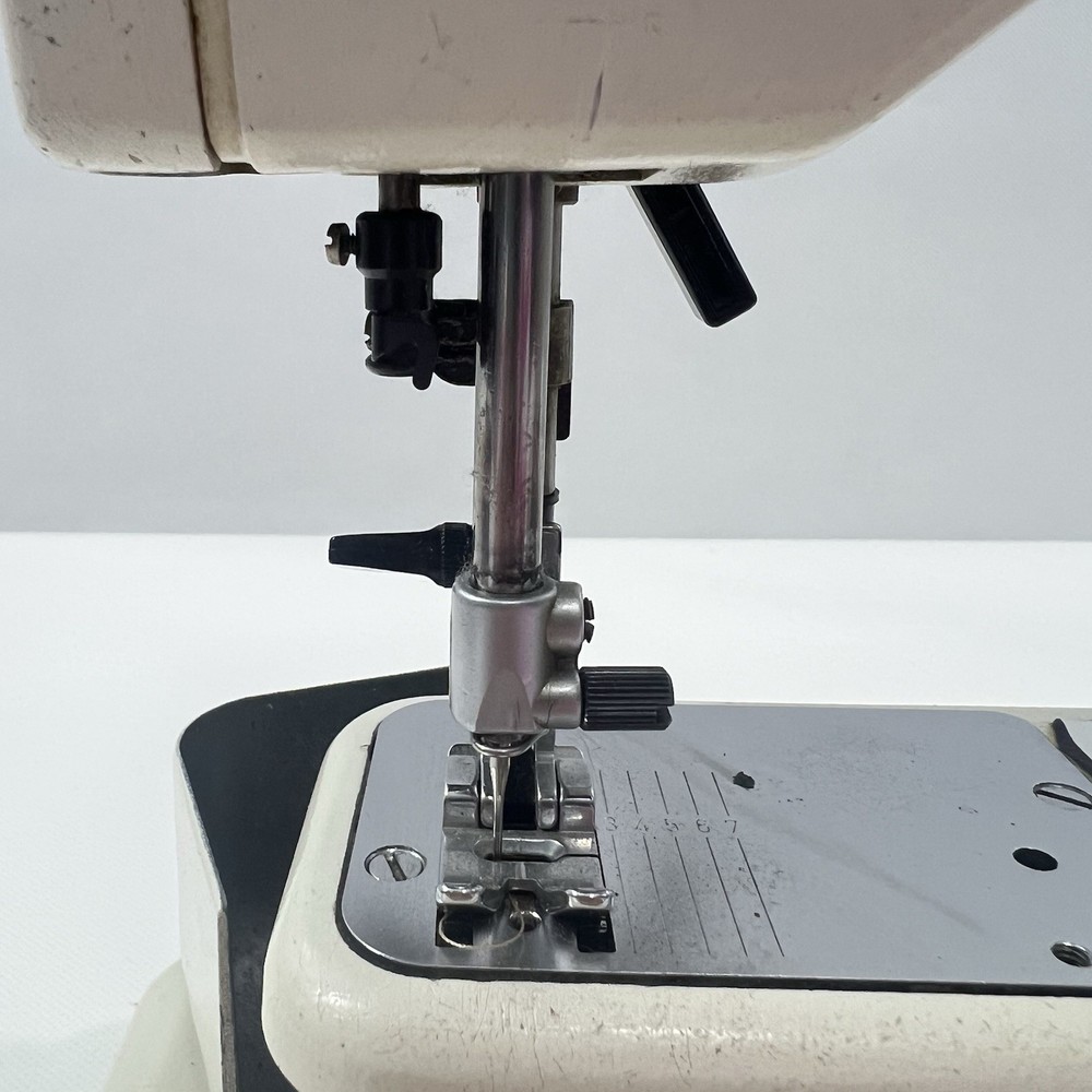 Pfaff 1222E Sewing Machine With Pedal