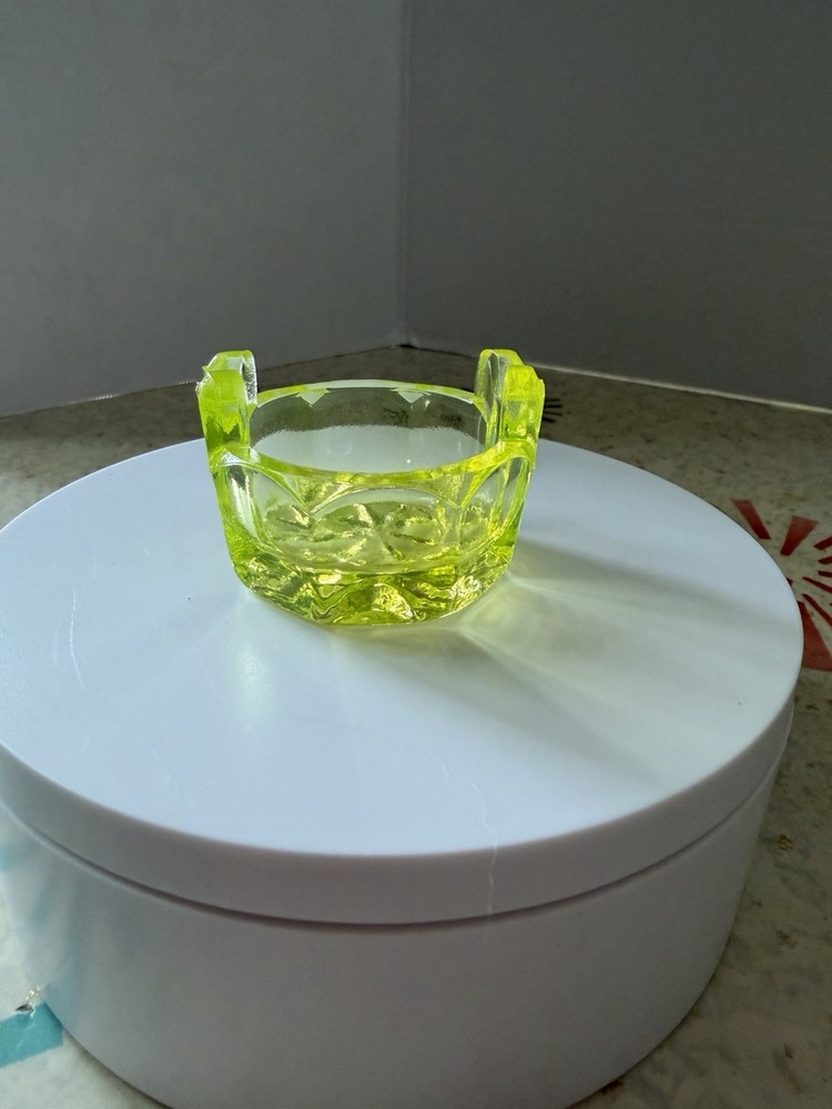Stunning Boyd Vasoline Uranium Glass Salt Cellar