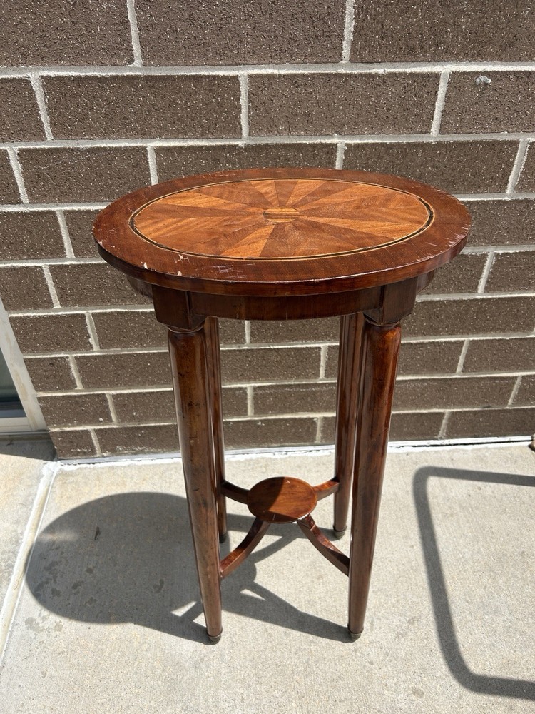 Oval Walnut End Table / Side Table  (ET664)