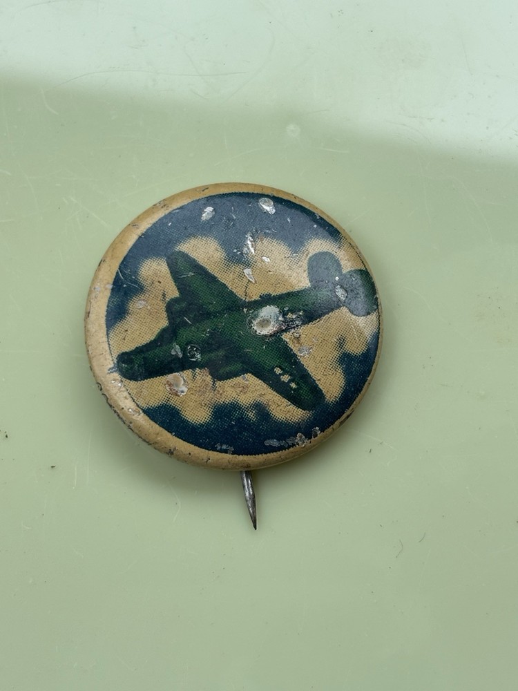 KELLOGS PEP 391ST BOMBARDMENT SQUADRON WW2 PIN