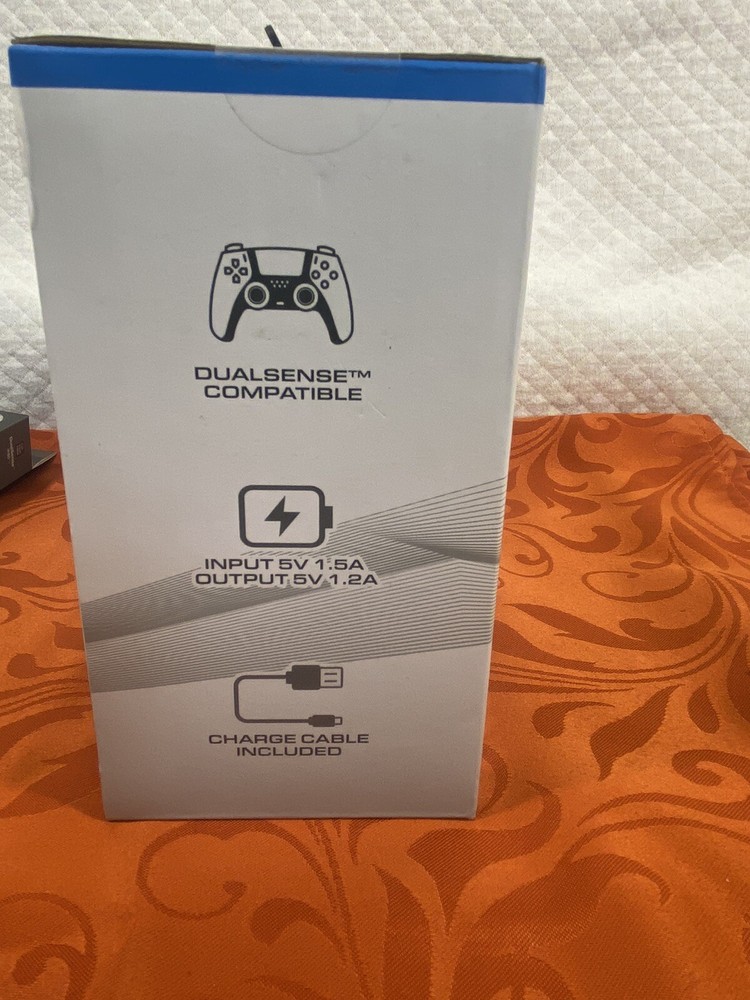 PS5 CONTROLLERS CHARGING STATION & ONE CONTROLLER SKIN