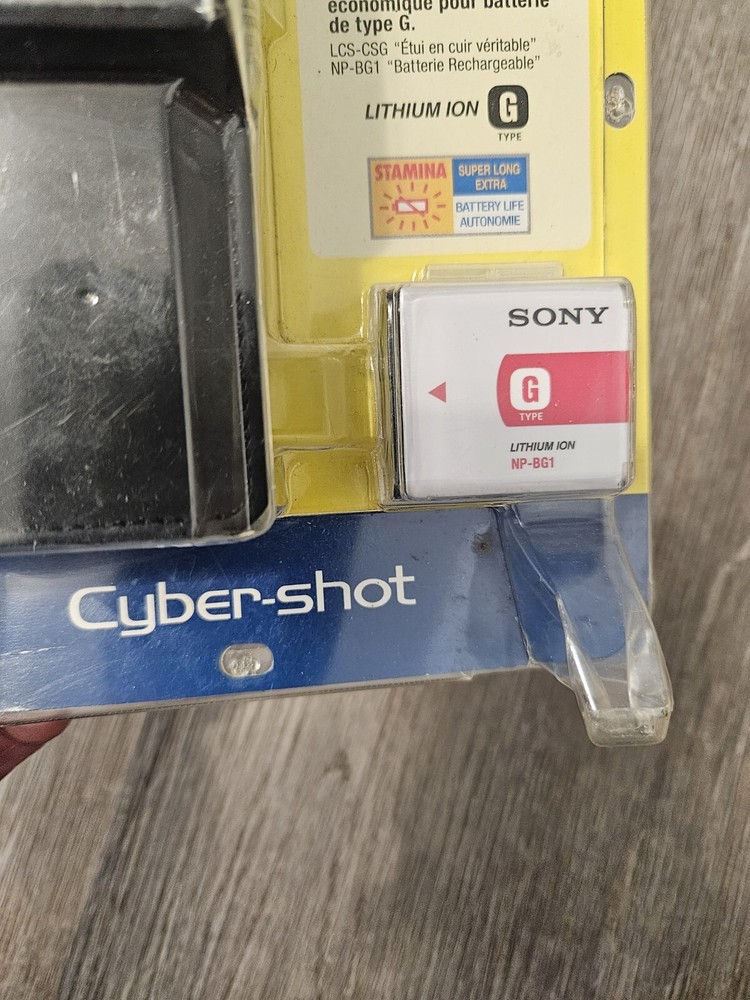 Sony ACC-CLG accessory kit. Leather case and battery.