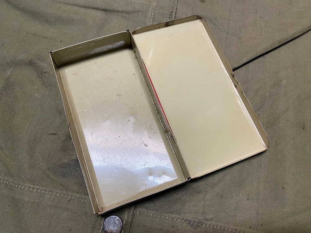 ORIGINAL WWII ERA US SENTINEL FIRST AID KIT CARRY TIN