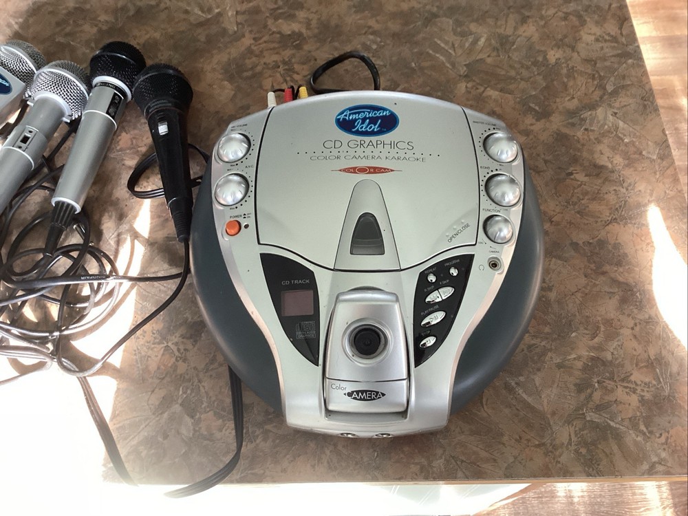 American Idol CD Karaoke Machine AI313A w/ Camera, UNTESTED, INCLUDES 4 Mics.